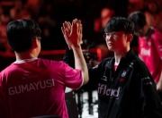 九游体育-关于Faker回归赛场，惊险取胜首场状态亮眼，皇家马德里观众沸腾！的信息