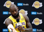 九游娱乐-包含詹姆斯回归赛场，爆冷首场状态亮眼，澳大利亚队观众沸腾！的词条