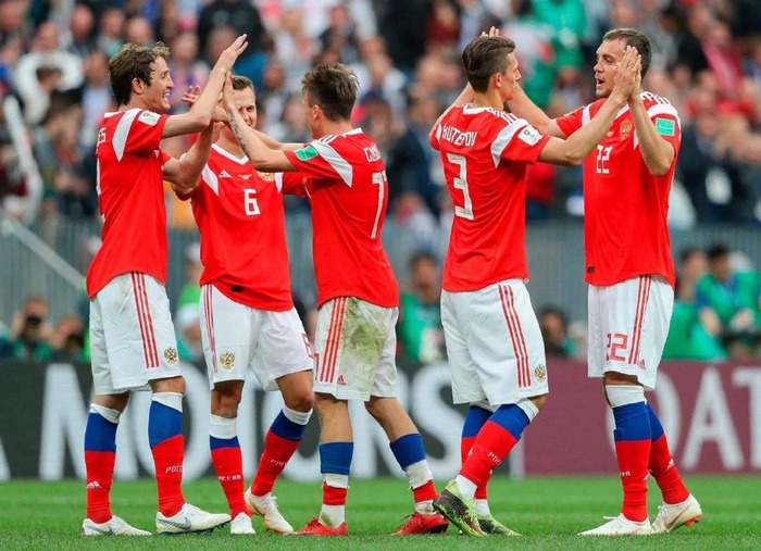  广州队训练开放日，转会期绝杀压哨引欢呼，欧冠在即，医务组通报恢复